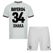 Otroški Bayer Leverkusen Granit Xhaka #34 Replika nogometni dresi kompleti Gostujoči 2023-24 Kratek Rokav (+ hlače)