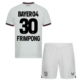 Otroški Bayer Leverkusen Jeremie Frimpong #30 Replika nogometni dresi kompleti Gostujoči 2023-24 Kratek Rokav (+ hlače)