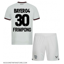 Otroški Bayer Leverkusen Jeremie Frimpong #30 Replika nogometni dresi kompleti Gostujoči 2023-24 Kratek Rokav (+ hlače)