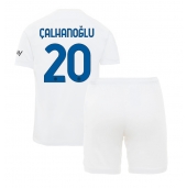 Otroški Inter Milan Hakan Calhanoglu #20 Replika nogometni dresi kompleti Gostujoči 2023-24 Kratek Rokav (+ hlače)