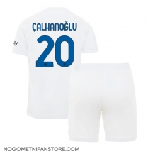 Otroški Inter Milan Hakan Calhanoglu #20 Replika nogometni dresi kompleti Gostujoči 2023-24 Kratek Rokav (+ hlače)