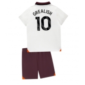 Otroški Manchester City Jack Grealish #10 Replika nogometni dresi kompleti Gostujoči 2023-24 Kratek Rokav (+ hlače)