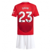 Otroški Manchester United Luke Shaw #23 Replika nogometni dresi kompleti Domači 2024-25 Kratek Rokav (+ hlače)