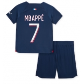 Otroški Paris Saint-Germain Kylian Mbappe #7 Replika nogometni dresi kompleti Domači 2023-24 Kratek Rokav (+ hlače)