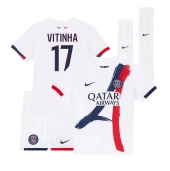 Otroški Paris Saint-Germain Vitinha #17 Replika nogometni dresi kompleti Gostujoči 2024-25 Kratek Rokav (+ hlače)